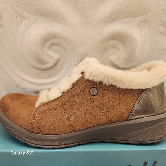 BZees Women's, Golden Shootie shoes. NIB. Size: various - Picture 2 of 11